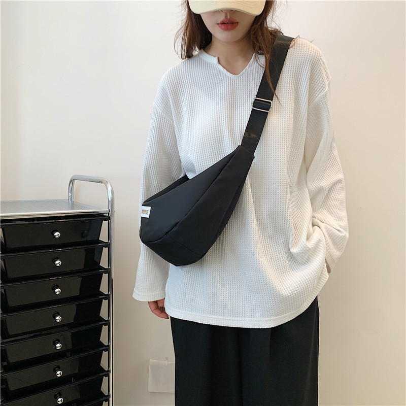 Geantă Dumpling din nailon pentru umăr — stil Dumpling, formă Dumpling, închidere cu fermoar, buzunar interior cu fermoar