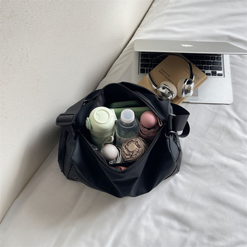 Denim anyagú crossbody táska, cipzáras zárás, belső cipzáras zseb, poliészter bélés, egyetlen vállpánt — városi minimalist stílus mindennapi használatra és utazásokhoz