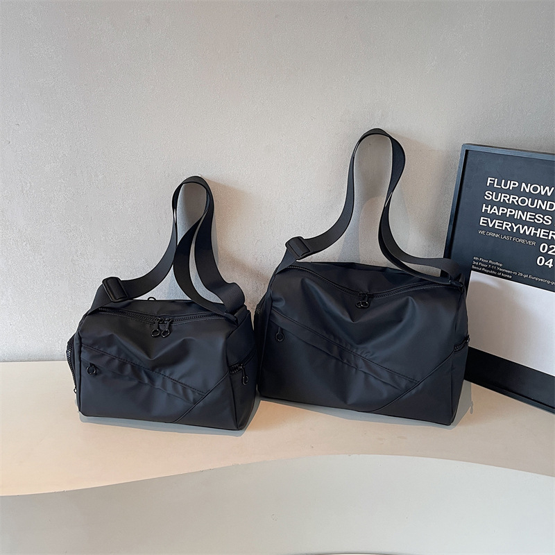 Denim anyagú crossbody táska, cipzáras zárás, belső cipzáras zseb, poliészter bélés, egyetlen vállpánt — városi minimalist stílus mindennapi használatra és utazásokhoz