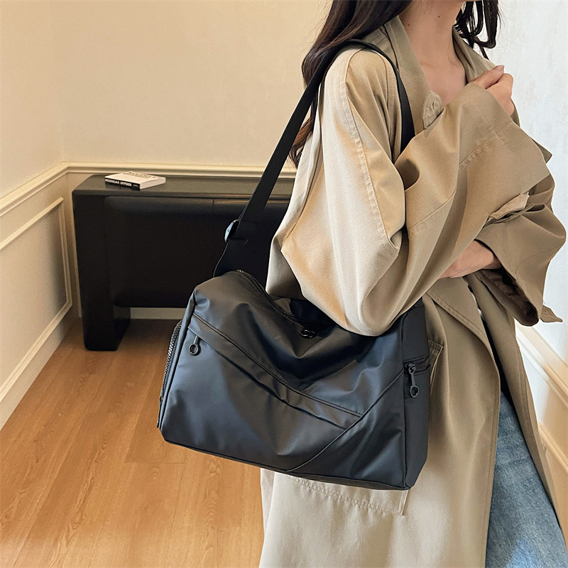 Denim anyagú crossbody táska, cipzáras zárás, belső cipzáras zseb, poliészter bélés, egyetlen vállpánt — városi minimalist stílus mindennapi használatra és utazásokhoz