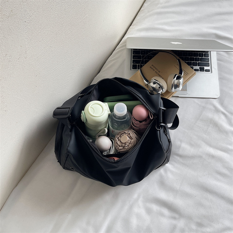 Denim anyagú crossbody táska, cipzáras zárás, belső cipzáras zseb, poliészter bélés, egyetlen vállpánt — városi minimalist stílus mindennapi használatra és utazásokhoz