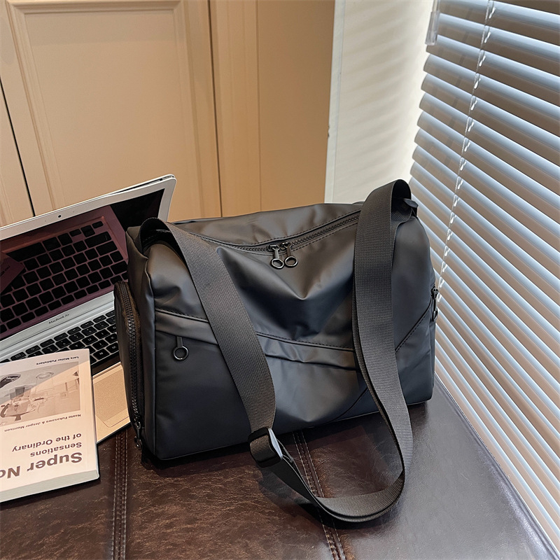 Denim anyagú crossbody táska, cipzáras zárás, belső cipzáras zseb, poliészter bélés, egyetlen vállpánt — városi minimalist stílus mindennapi használatra és utazásokhoz