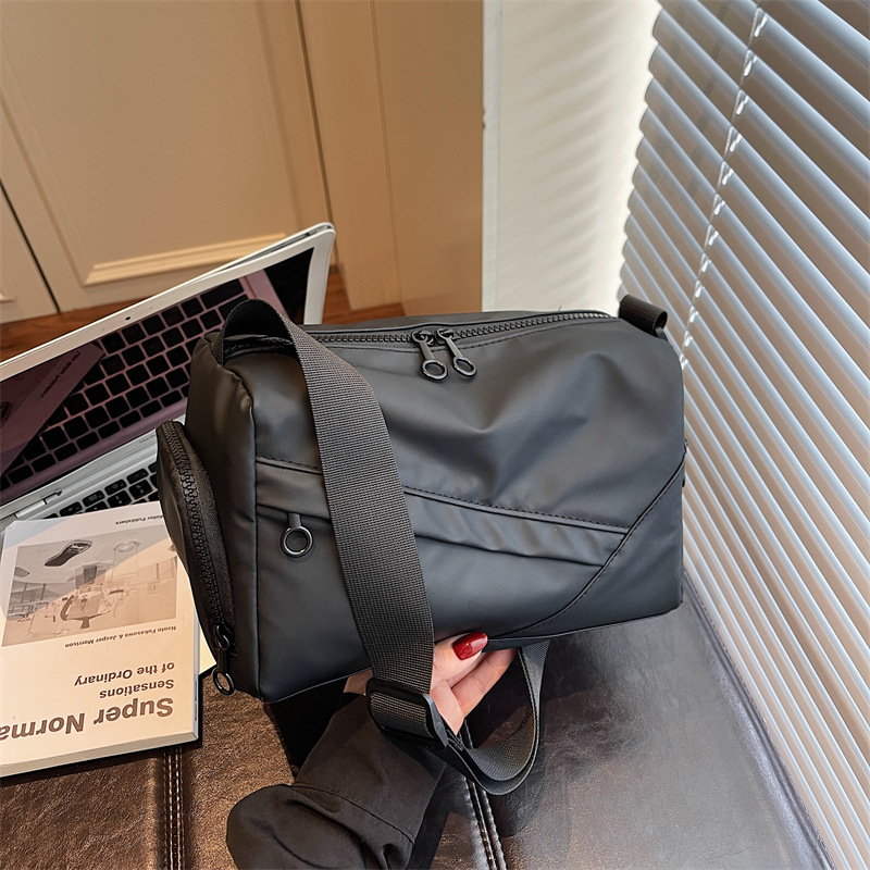 Denim anyagú crossbody táska, cipzáras zárás, belső cipzáras zseb, poliészter bélés, egyetlen vállpánt — városi minimalist stílus mindennapi használatra és utazásokhoz