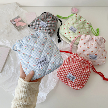 Taška so šnúrkou s čerešňovým vzorom, INS štýl, polyester + bavlna, viacúčelové uloženie na cestovanie, kozmetiku, stolný poriadok, spálňu, kúpeľňu.