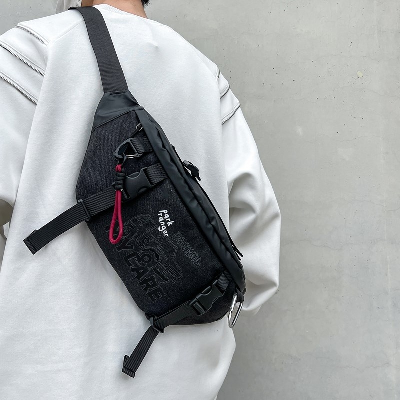 Pánska taška na prsia cez rameno, ulicný štýl, PU materiál, vodeodolná a odolná, vzor s písmenami, podšívka z polyesteru