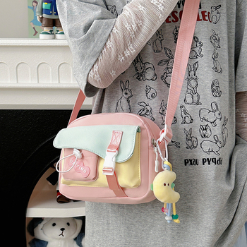 Nylon női crossbody táska – vízszintes négyzet alakú forma, cipzárral záródik, poliészter bélés, egyláncú vállpánt