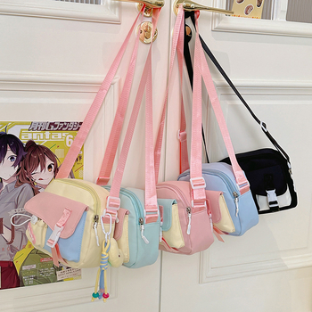 Nylon női crossbody táska – vízszintes négyzet alakú forma, cipzárral záródik, poliészter bélés, egyláncú vállpánt