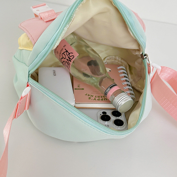 Nylon női crossbody táska – vízszintes négyzet alakú forma, cipzárral záródik, poliészter bélés, egyláncú vállpánt