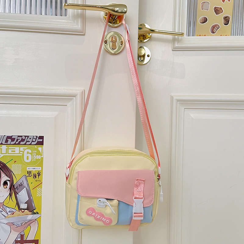 Nylon női crossbody táska – vízszintes négyzet alakú forma, cipzárral záródik, poliészter bélés, egyláncú vállpánt