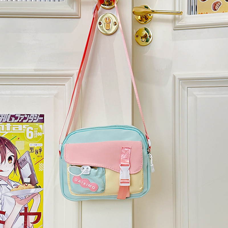 Nylon női crossbody táska – vízszintes négyzet alakú forma, cipzárral záródik, poliészter bélés, egyláncú vállpánt