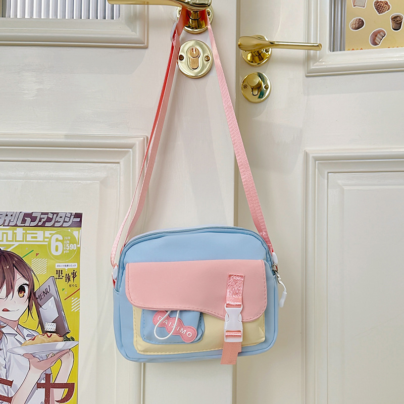 Nylon női crossbody táska – vízszintes négyzet alakú forma, cipzárral záródik, poliészter bélés, egyláncú vállpánt