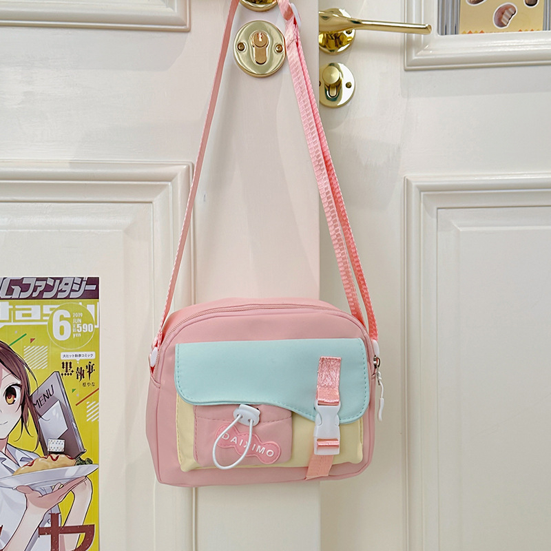 Nylon női crossbody táska – vízszintes négyzet alakú forma, cipzárral záródik, poliészter bélés, egyláncú vállpánt