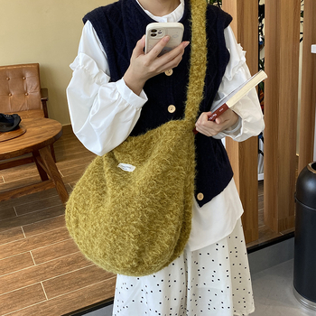 MAY RABBIT poșetă din pluș – crossbody, formă orizontală dreptunghiulară, închidere magnetică, textură moale, buzunare interioare pentru telefon și card de identitate