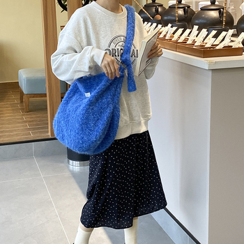 MAY RABBIT poșetă din pluș – crossbody, formă orizontală dreptunghiulară, închidere magnetică, textură moale, buzunare interioare pentru telefon și card de identitate