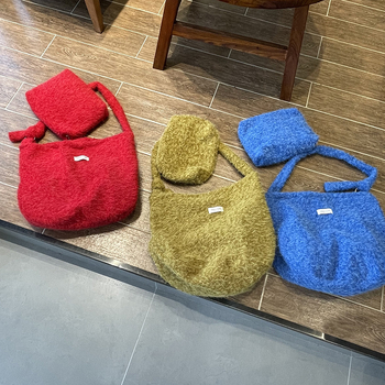 MAY RABBIT poșetă din pluș – crossbody, formă orizontală dreptunghiulară, închidere magnetică, textură moale, buzunare interioare pentru telefon și card de identitate