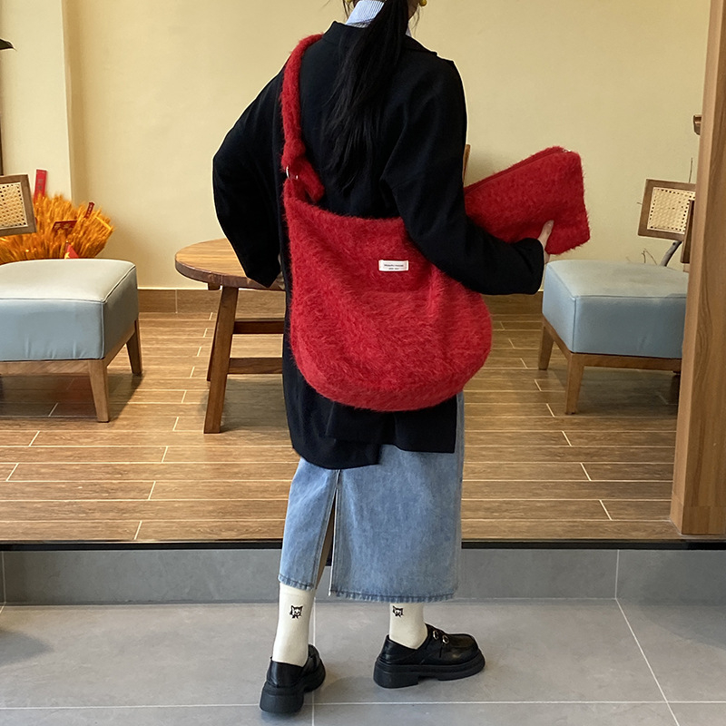 MAY RABBIT poșetă din pluș – crossbody, formă orizontală dreptunghiulară, închidere magnetică, textură moale, buzunare interioare pentru telefon și card de identitate