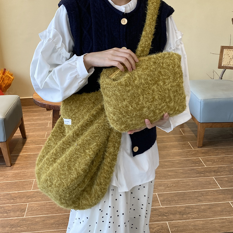 MAY RABBIT poșetă din pluș – crossbody, formă orizontală dreptunghiulară, închidere magnetică, textură moale, buzunare interioare pentru telefon și card de identitate