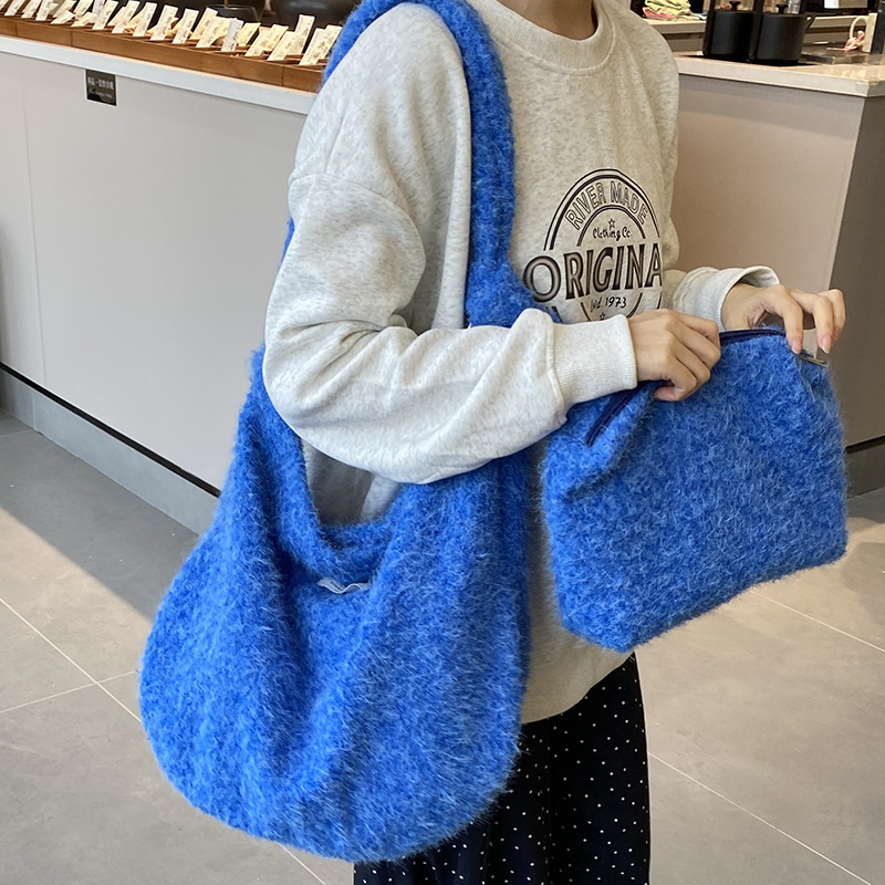 MAY RABBIT poșetă din pluș – crossbody, formă orizontală dreptunghiulară, închidere magnetică, textură moale, buzunare interioare pentru telefon și card de identitate