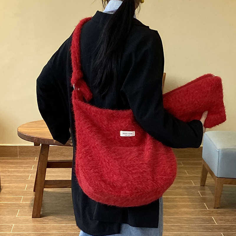 MAY RABBIT poșetă din pluș – crossbody, formă orizontală dreptunghiulară, închidere magnetică, textură moale, buzunare interioare pentru telefon și card de identitate