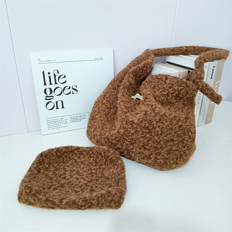 MAY RABBIT poșetă din pluș – crossbody, formă orizontală dreptunghiulară, închidere magnetică, textură moale, buzunare interioare pentru telefon și card de identitate