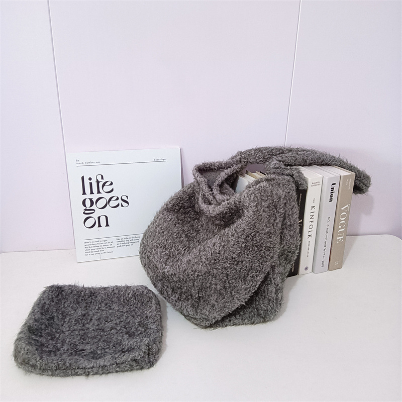 MAY RABBIT poșetă din pluș – crossbody, formă orizontală dreptunghiulară, închidere magnetică, textură moale, buzunare interioare pentru telefon și card de identitate