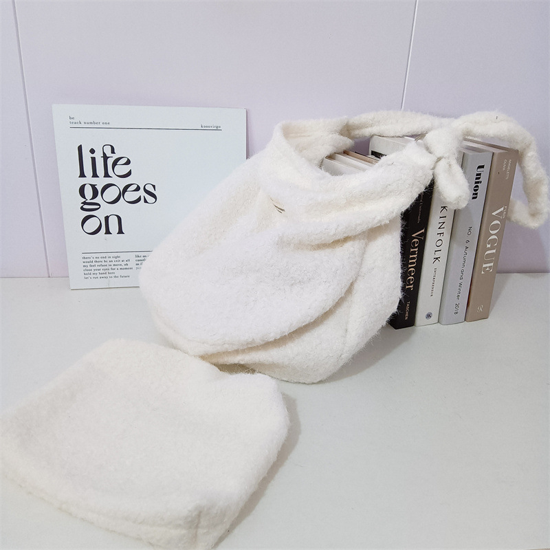 MAY RABBIT poșetă din pluș – crossbody, formă orizontală dreptunghiulară, închidere magnetică, textură moale, buzunare interioare pentru telefon și card de identitate