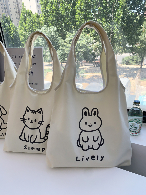 Plátená taška typu tote so štýlom detskej karikatúry, vestový tvar, otvorené ústa dizajn (Štýl: detská karikatúra; Materiál: plátno; Trend: tote taška; Tvar: vestový štýl; Otvorenie: otvorené ústa dizajn)