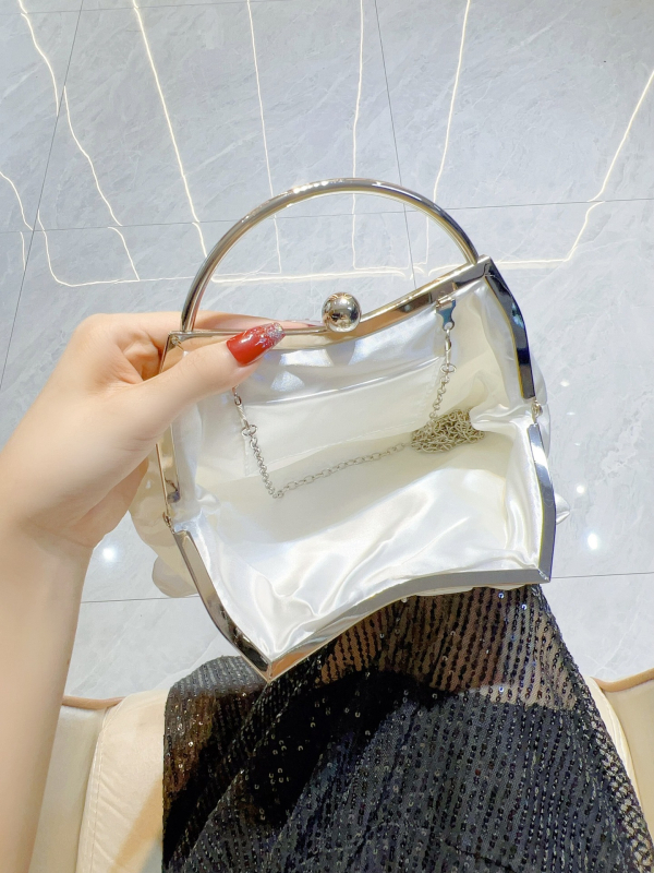 Ramenná/krížová večerná taška v štýle Cloud Pack, s otvoreným horným vstupom, horizontálne štvorcový tvar, vnútorné vrecká na telefón a občiansky preukaz