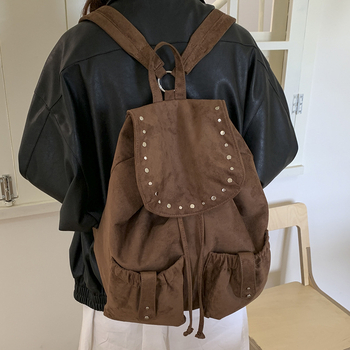 Rucsac dama din suede, stil retro, toamnă 2025, căptușeală din poliester, închidere cu clapă, buzunar interior cu fermoar și buzunar pentru telefon.