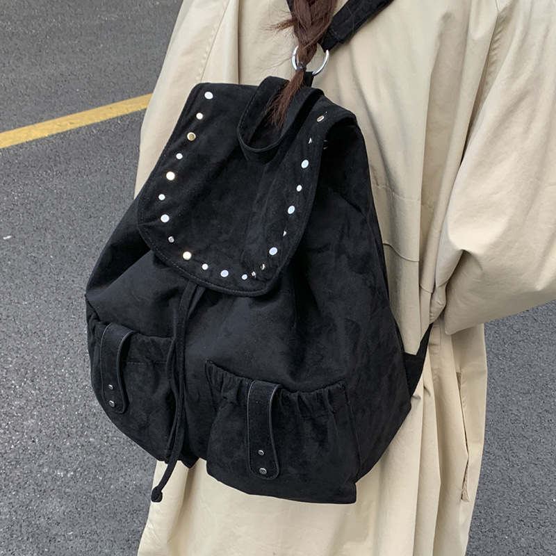 Rucsac dama din suede, stil retro, toamnă 2025, căptușeală din poliester, închidere cu clapă, buzunar interior cu fermoar și buzunar pentru telefon.