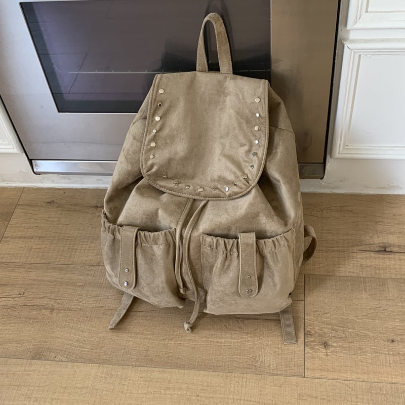 Rucsac dama din suede, stil retro, toamnă 2025, căptușeală din poliester, închidere cu clapă, buzunar interior cu fermoar și buzunar pentru telefon.