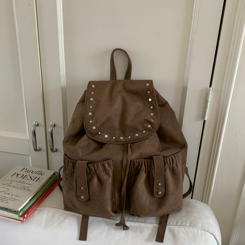 Rucsac dama din suede, stil retro, toamnă 2025, căptușeală din poliester, închidere cu clapă, buzunar interior cu fermoar și buzunar pentru telefon.