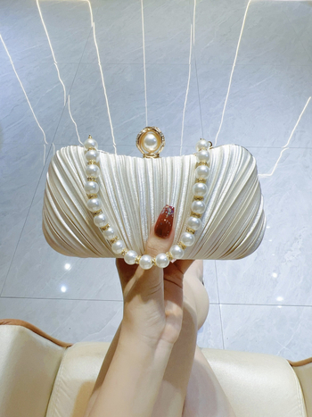 Hedvábný satén box kabelka s uzáverom, pevná konštrukcia, horizontálne štvorcový tvar, vnútorné vrecká pre telefón a identifikačnú kartu