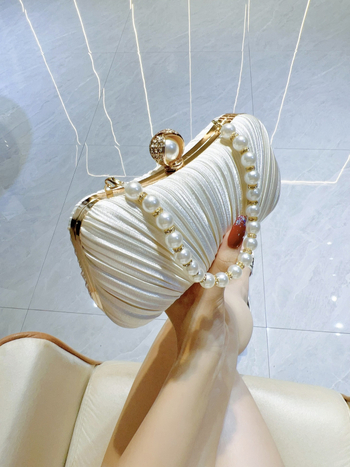 Hedvábný satén box kabelka s uzáverom, pevná konštrukcia, horizontálne štvorcový tvar, vnútorné vrecká pre telefón a identifikačnú kartu