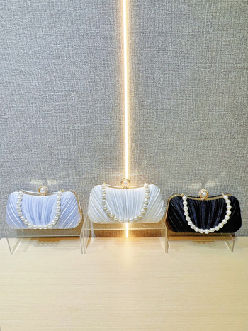 Hedvábný satén box kabelka s uzáverom, pevná konštrukcia, horizontálne štvorcový tvar, vnútorné vrecká pre telefón a identifikačnú kartu