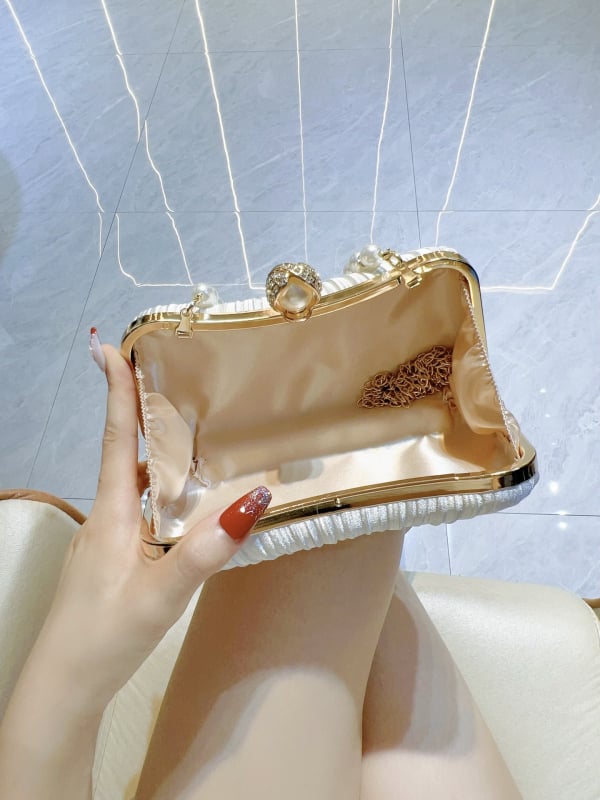 Hedvábný satén box kabelka s uzáverom, pevná konštrukcia, horizontálne štvorcový tvar, vnútorné vrecká pre telefón a identifikačnú kartu