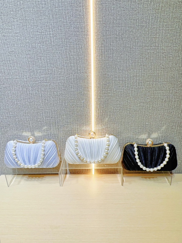 Hedvábný satén box kabelka s uzáverom, pevná konštrukcia, horizontálne štvorcový tvar, vnútorné vrecká pre telefón a identifikačnú kartu