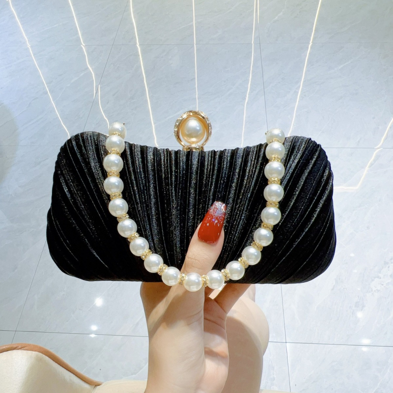 Hedvábný satén box kabelka s uzáverom, pevná konštrukcia, horizontálne štvorcový tvar, vnútorné vrecká pre telefón a identifikačnú kartu