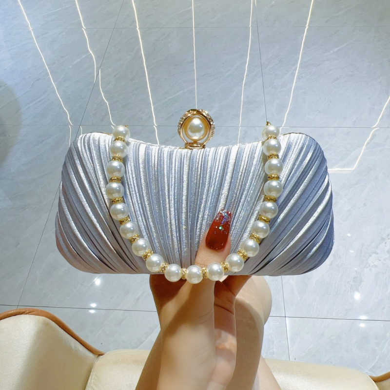 Hedvábný satén box kabelka s uzáverom, pevná konštrukcia, horizontálne štvorcový tvar, vnútorné vrecká pre telefón a identifikačnú kartu