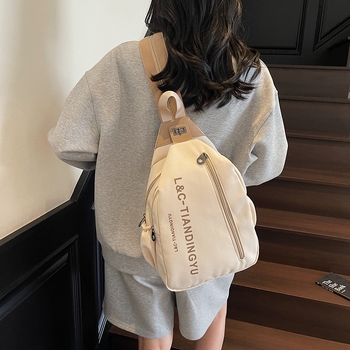 Rucsac portabil multifuncțional cu stil street fashion; Material: pânză; Închidere cu fermoar; Căptușeală poliester; Buzunare interne pentru telefon și card de identitate (Vara 2025)