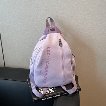 Rucsac portabil multifuncțional cu stil street fashion; Material: pânză; Închidere cu fermoar; Căptușeală poliester; Buzunare interne pentru telefon și card de identitate (Vara 2025)