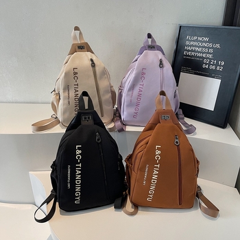 Rucsac portabil multifuncțional cu stil street fashion; Material: pânză; Închidere cu fermoar; Căptușeală poliester; Buzunare interne pentru telefon și card de identitate (Vara 2025)