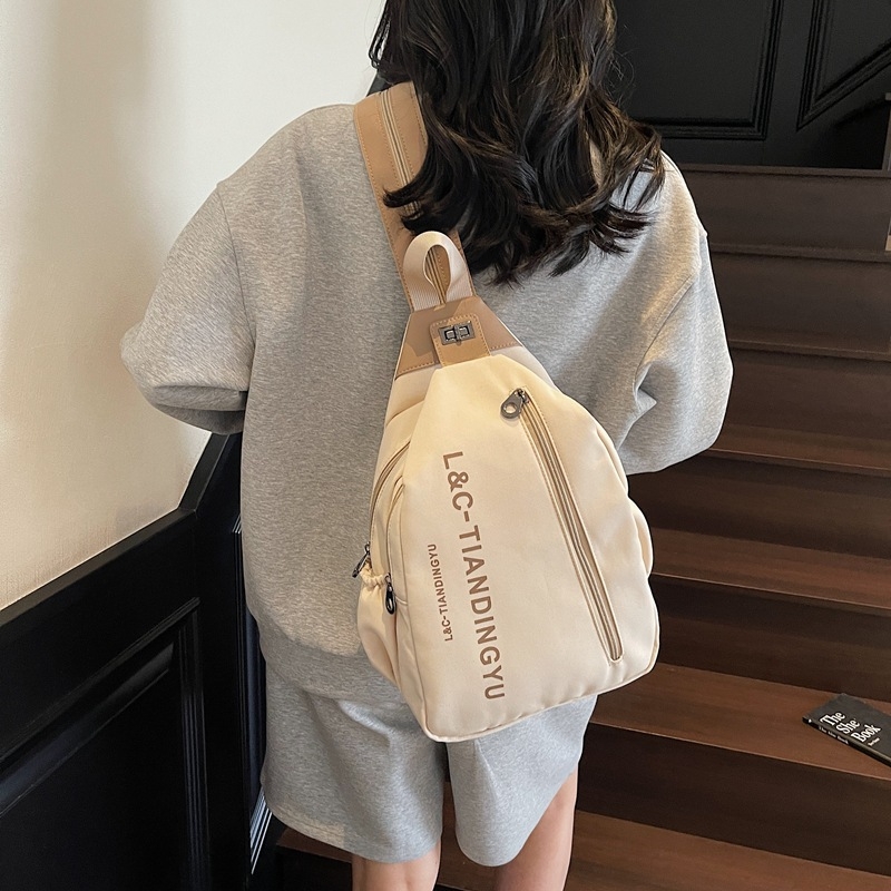 Rucsac portabil multifuncțional cu stil street fashion; Material: pânză; Închidere cu fermoar; Căptușeală poliester; Buzunare interne pentru telefon și card de identitate (Vara 2025)