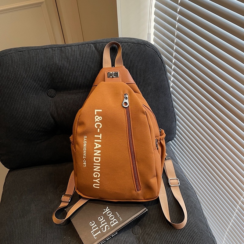 Rucsac portabil multifuncțional cu stil street fashion; Material: pânză; Închidere cu fermoar; Căptușeală poliester; Buzunare interne pentru telefon și card de identitate (Vara 2025)