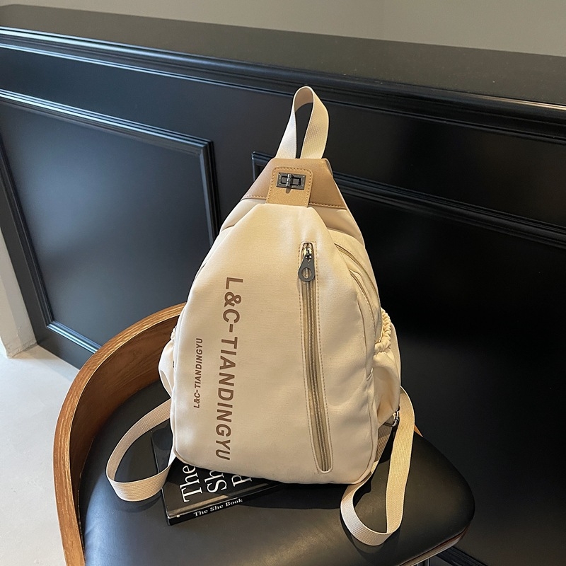 Rucsac portabil multifuncțional cu stil street fashion; Material: pânză; Închidere cu fermoar; Căptușeală poliester; Buzunare interne pentru telefon și card de identitate (Vara 2025)