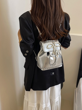 Ruksak u street-trendy stilu, (PU materijal, zatvoren tip otvaranja, poliester podstava, skriveni džep sa zipom i džep za ID)