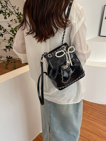 Ruksak u street-trendy stilu, (PU materijal, zatvoren tip otvaranja, poliester podstava, skriveni džep sa zipom i džep za ID)