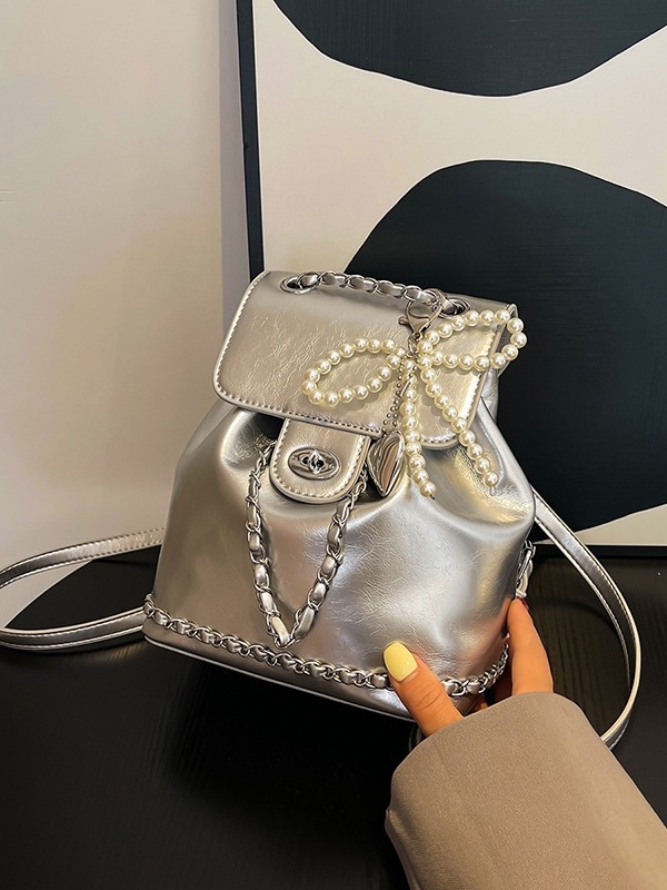 Ruksak u street-trendy stilu, (PU materijal, zatvoren tip otvaranja, poliester podstava, skriveni džep sa zipom i džep za ID)