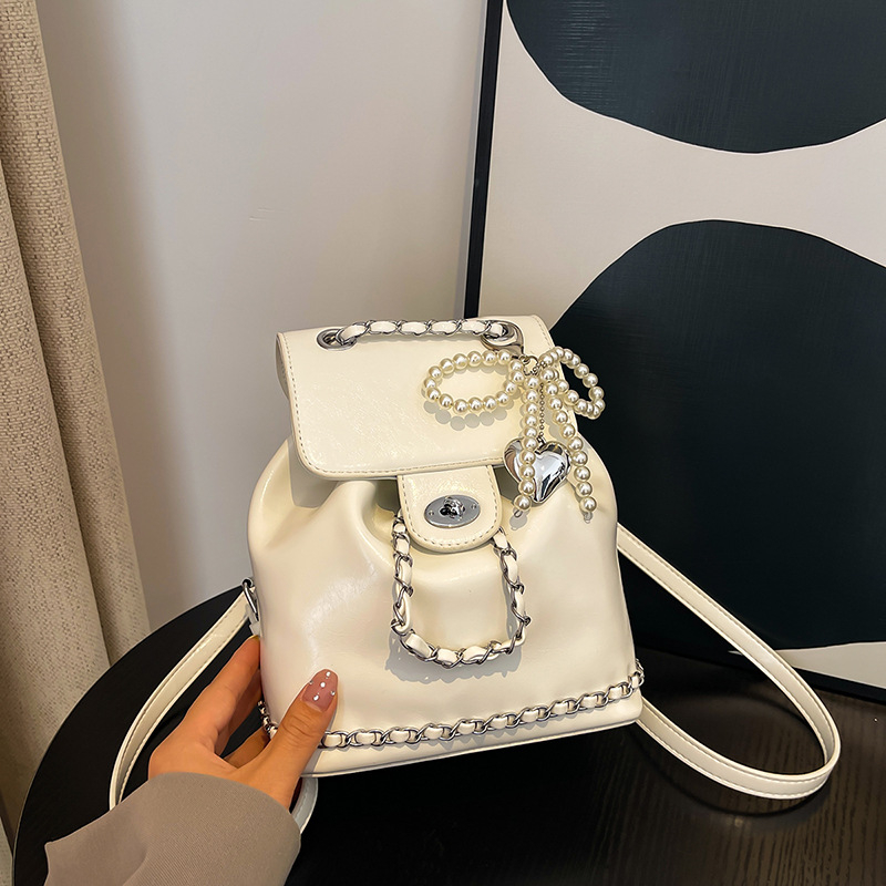 Ruksak u street-trendy stilu, (PU materijal, zatvoren tip otvaranja, poliester podstava, skriveni džep sa zipom i džep za ID)