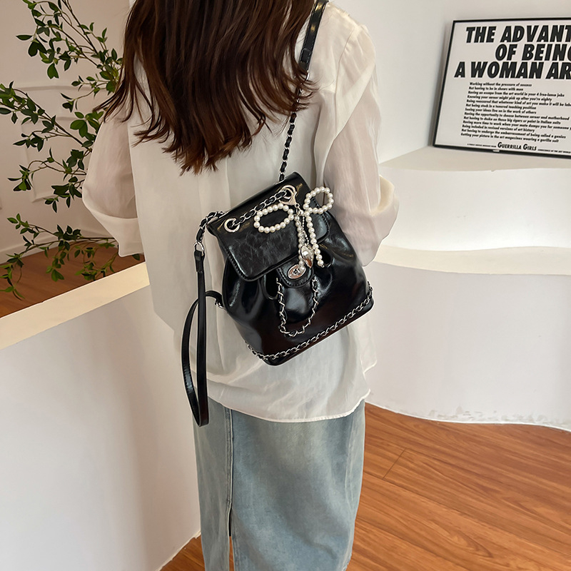 Ruksak u street-trendy stilu, (PU materijal, zatvoren tip otvaranja, poliester podstava, skriveni džep sa zipom i džep za ID)